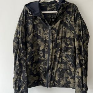 Lululemon Raincoat size 8 in Army/Camo